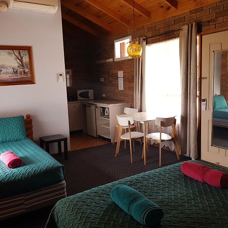 Walkabout Motel Rutherglen Bagian luar foto