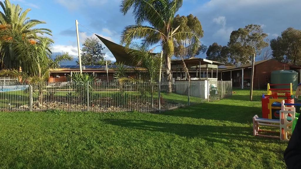 Walkabout Motel Rutherglen Bagian luar foto